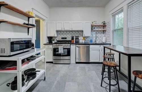 Crosstown House | 🏡Crosstown Cutie on V/E Greenline Pet Friendly🐶