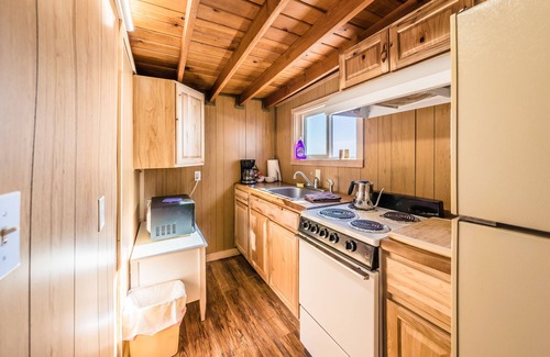 Lincoln City Apartment | "Crow's Nest"-smaller cozy rustic, vintage 1 bedroom w/spectacular ocean view