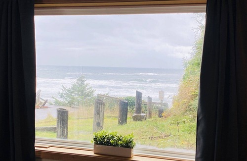 Lincoln City Apartment | "Crow's Nest"-smaller cozy rustic, vintage 1 bedroom w/spectacular ocean view