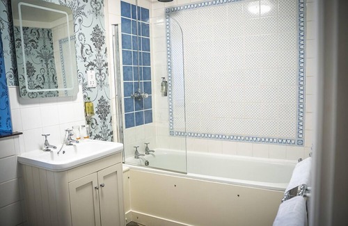 Broadway Hotel | Crown and Trumpet Inn