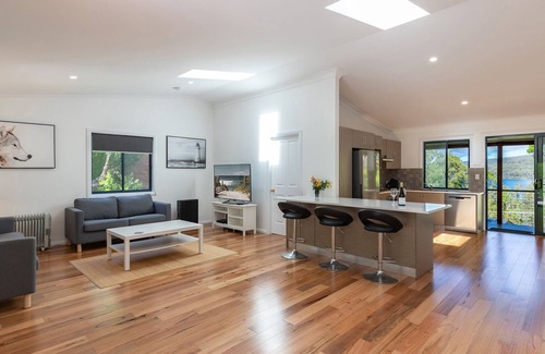 Tarbuck Bay House | Crown Cottage - close to Seal Rocks
