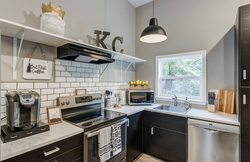 South Kansas City House | Crown House- Cozy 3BR ☀King Bed☀ Walking Trail