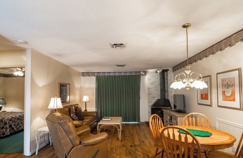 Lake Tansi Condo | Crown Resorts Lake Tansi East 2 Bedroom, 2 Bathroom Condo w/ 1 King, 2 Full Beds