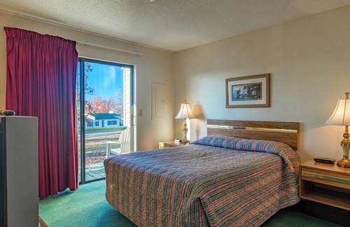 Lake Tansi Condo | Crown Resorts Lake Tansi East 2 Bedroom 1 Bath Condo w/ 1 Queen & 2 Twin Beds