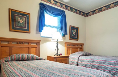Lake Tansi Condo | Crown Resorts Lake Tansi East 2 Bedroom 1 Bath Condo w/ 1 Queen & 2 Twin Beds