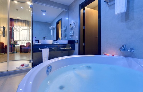Rejas Hotel | Crowne Plaza Madrid Airport by IHG