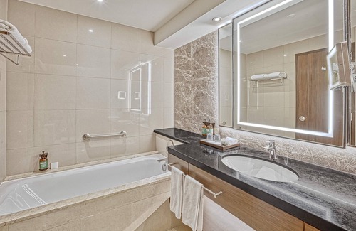Ortigas Center Hotel | Crowne Plaza Manila Galleria by IHG