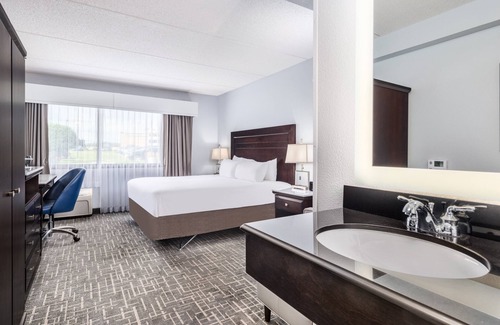 Milwaukee Hotel | Crowne Plaza Milwaukee South by IHG