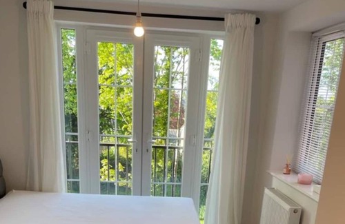Purley House | Croydon Gem- fast train to centre and free parking