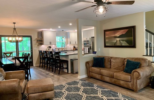 Gainesville House | Crystal Blue Lake House-Private 2-story Dock-Deep H2O, Hot Tub, Pool, Ping Pong