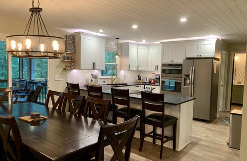 Gainesville House | Crystal Blue Lake House-Private 2-story Dock-Deep H2O, Hot Tub, Pool, Ping Pong