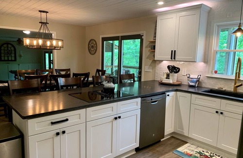 Gainesville House | Crystal Blue Lake House-Private 2-story Dock-Deep H2O, Hot Tub, Pool, Ping Pong
