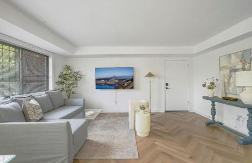 Aurora Highlands House | Crystal City Boutique Flats Free Parking 101