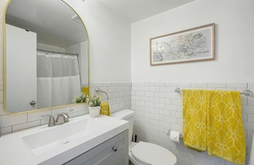 Aurora Highlands House | Crystal City Boutique Flats Free Parking 101