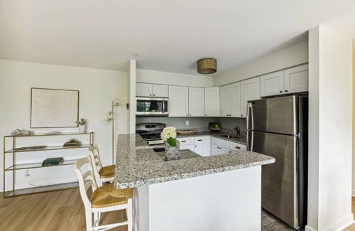 Aurora Highlands Condo | Crystal City Boutique Flats 2BR/Free Parking