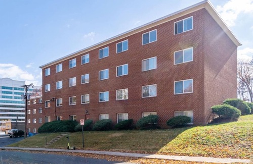 Aurora Highlands Condo | Crystal City Boutique Flats 2BR/Free Parking