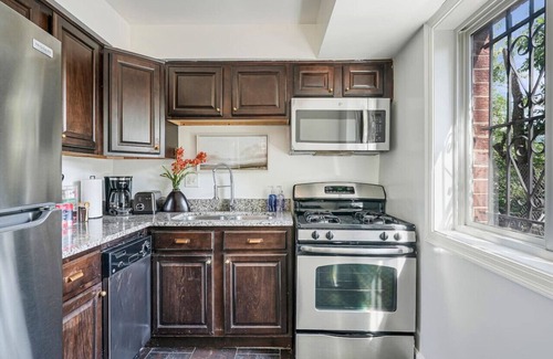 Aurora Highlands Condo | Crystal City Boutique Flats/Free Parking 101