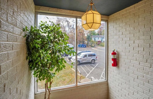 Aurora Highlands Condo | Crystal City Boutique Flats/Free Parking 101