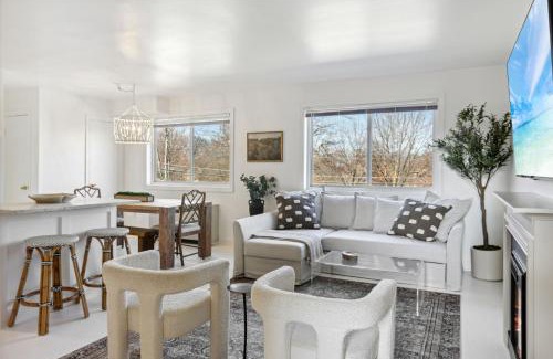 Aurora Highlands House | Crystal City Charm Free Parking 204