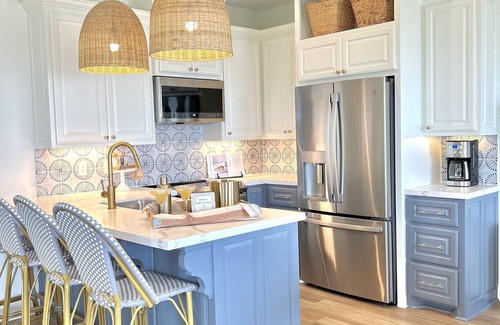 Galveston House | Crystal Cove Cottage - BEACHFRONT Luxury Getaway - Fully Fenced & Pet Friendly