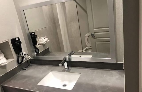 Clodine Hotel | Crystal Inn - Sugar Land