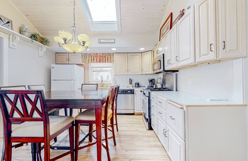 Gilmanton IW House | Crystal Lake Cottage | House in Gilmanton