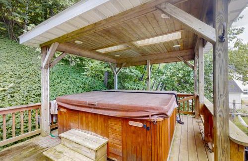 Beulah House | Crystal Lake Getaway