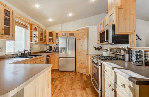 Florissant Cabin | Crystal Retreat! BBQ, Trails & Private Hot Tub