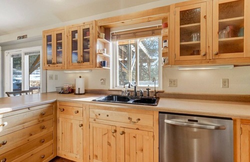 Florissant Cabin | Crystal Retreat! BBQ, Trails & Private Hot Tub