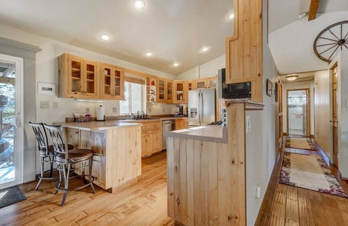 Florissant Cabin | Crystal Retreat! BBQ, Trails & Private Hot Tub