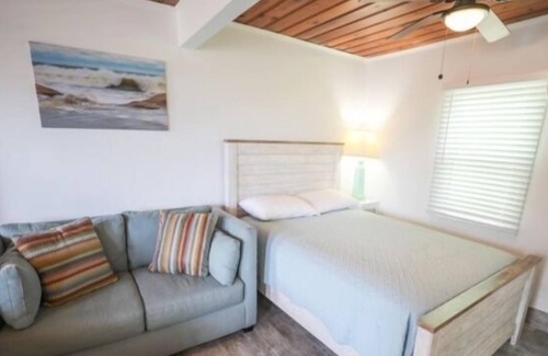 Kure Beach House | Crystal Shores Unit 3 - Irresistible Charming Beach Retreat Villa by Redawning