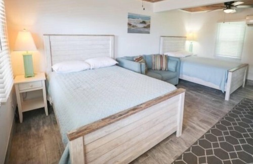 Kure Beach House | Crystal Shores Unit 3 - Irresistible Charming Beach Retreat Villa by Redawning