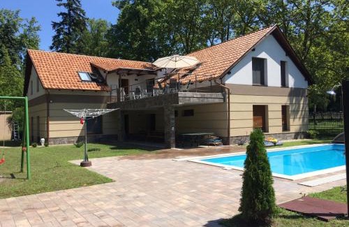 Balatonszemes Apartment | Családi Villa