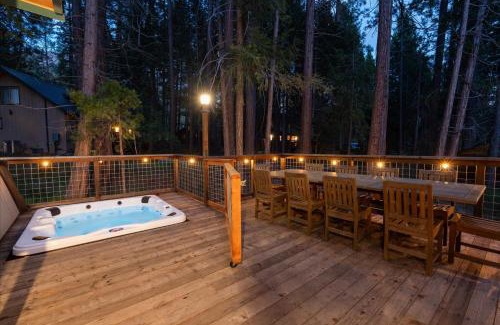North Wawona House | Cub House- Remodeled cabin INSIDE Yosemite with new hot tub and more
