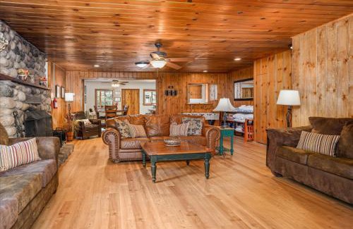 North Wawona House | Cub House- Remodeled cabin INSIDE Yosemite with new hot tub and more