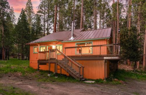 North Wawona House | Cub House- Remodeled cabin INSIDE Yosemite with new hot tub and more