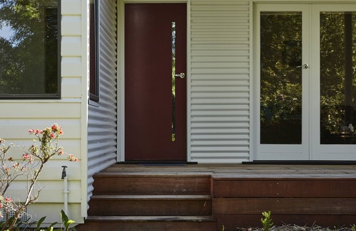 Bright House | Cuballa - Just a few minutes flat walk to town & the river .Modern clean house