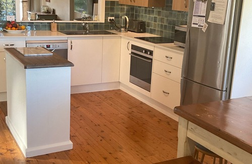 Culburra Beach Cottage | CUBBYHOUSE - Lake/Beach/Park opposite, Pet Friendly.nSleeps 7- 3 bdrm, 2 bathrmn