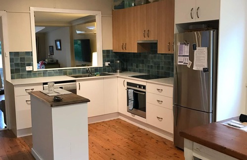 Culburra Beach Cottage | CUBBYHOUSE - Lake/Beach/Park opposite, Pet Friendly.nSleeps 7- 3 bdrm, 2 bathrmn