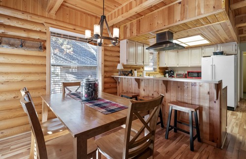 Eagle Mountain Estates Cabin | Cubs Cabin - Centrally Located, Fireplace, Deck, Barbecue