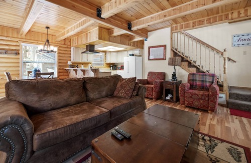 Eagle Mountain Estates Cabin | Cubs Cabin - Centrally Located, Fireplace, Deck, Barbecue