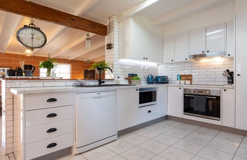 Currarong House | Cudgee – one street back from the beach