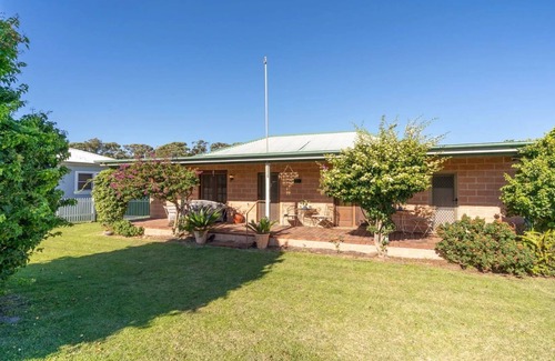 Currarong House | Cudgee – one street back from the beach