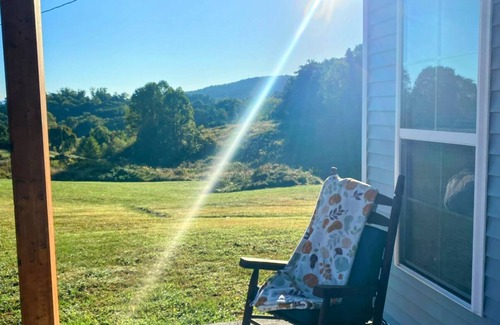 Livingston House | Culper Retreat- Charming 2-bedroom house in welcoming Cookeville with WiFi, AC
