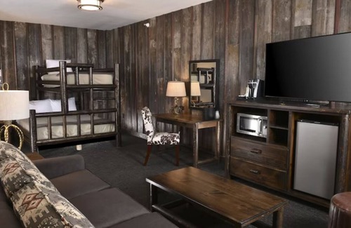 Broken Arrow Hotel | Cultured Retreat: Spacious Rooms Next to Performing Arts Center & Pool