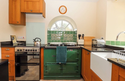 Crediton Cottage | CULVER COURT COTTAGE, pet friendly, with hot tub in Crediton