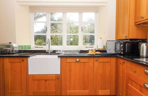 Crediton Cottage | CULVER COURT COTTAGE, pet friendly, with hot tub in Crediton