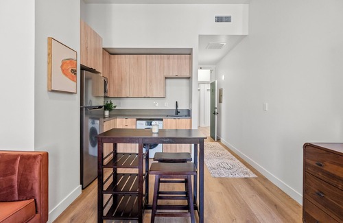 Playa Del Rey House | Culver Lofts B by AvantStay | Steps to the Beach & Restaurants! | Modern Studio