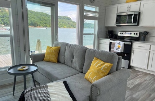 Russell Springs Boat Rental | Cumberland Floathouzz-White Tiny