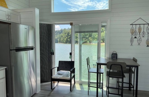 Russell Springs Boat Rental | Cumberland Floathouzz-White Tiny